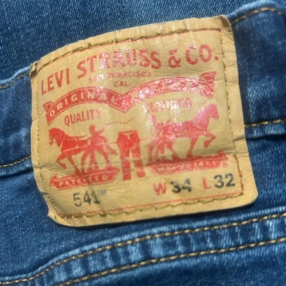 Levi's 541 distressed 5 pocket denim jean, size 34/32